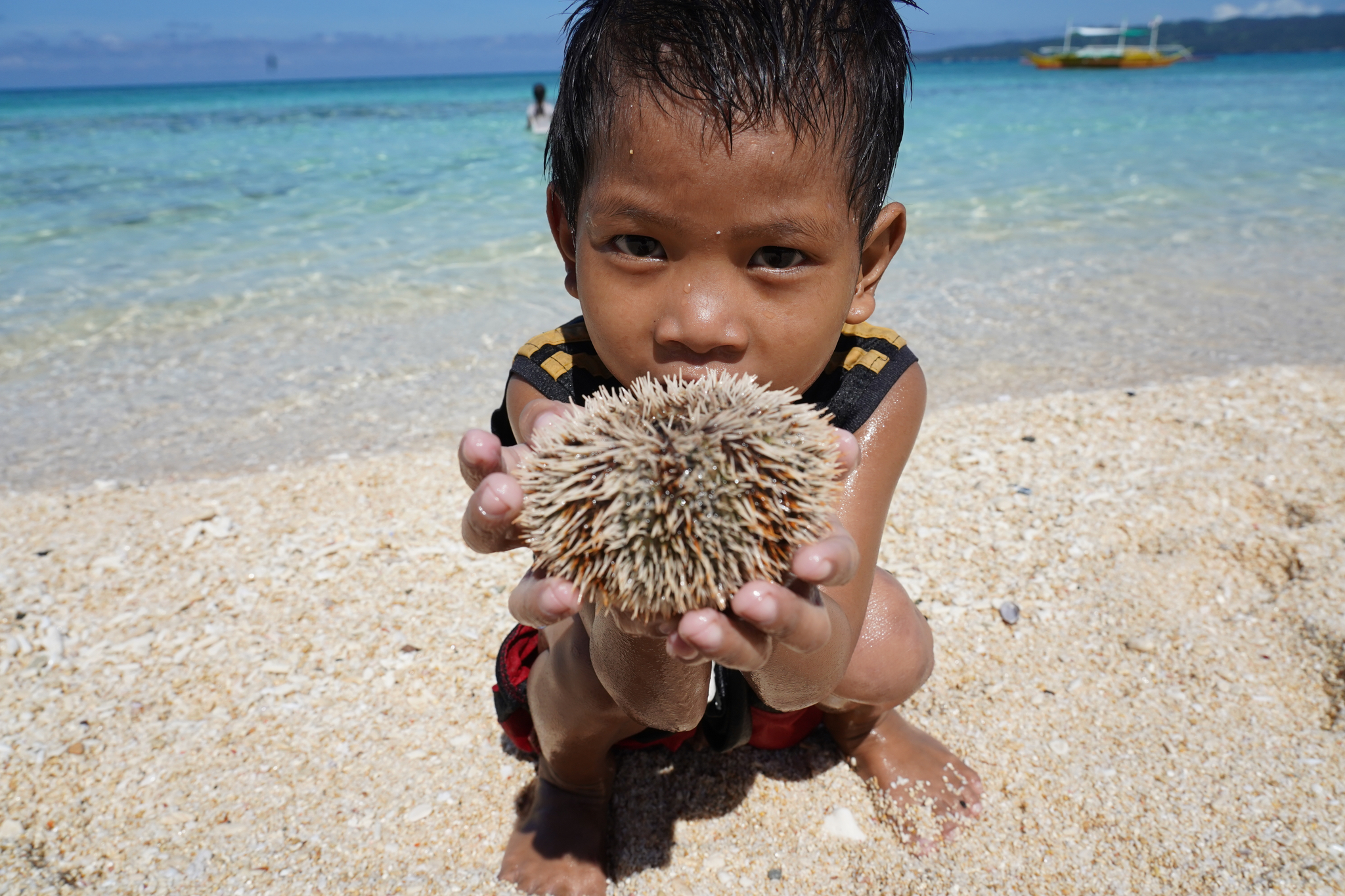 필리핀 보라카이섬의 한 해변에서 현지인 아이가 물놀이를 하고 있다. 천권필 기자