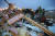 자원봉사자 세인 키스가 16일(현지시간) 미시시피주 건타운에서 토네이도로 부서진 교회를 살펴보고 있다. [AP=연합뉴스]
