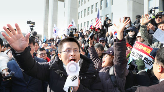 황교안, 국회 진입 시위대에 “여러분 승리”…박지원 “참 한심”