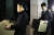 서울중앙지검 수사관들이 6일 오후 송병기 울산시 경제부시장 집무실을 압수수색 한 뒤 압수물을 들고 나오고 있다. [뉴스1]
