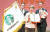 ‘2019년도 문화유산보호 유공자 포상’에서 대통령 표창을 받은 송호섭 스타벅스커피 코리아 대표이사(오른쪽).