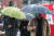 아침 출근길에 비가 내린 17일 오전 서울 광화문 네거리에서 시민들이 우산을 쓴 채 걸어가고 있다. [뉴스1]
