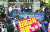 지난 10월 23일 서울 관악구 인헌고등학교 앞에서 열린 &#39;인헌고등학교 학생수호연합&#39; 소속 학생들의 기자회견에 많은 보수단체 회원 및 보수 유튜버들이 기자회견을 지켜보고 있다. [연합뉴스]