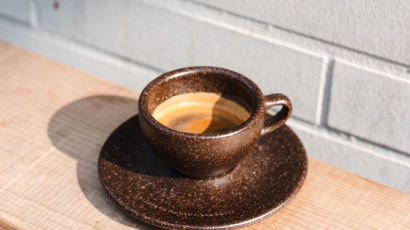 1인 연 353잔 마시는 커피, 찌꺼기로 테이블·선글라스 만든다 
