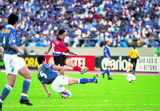 1998 프랑스 월드컵 아시아 예선 일본전에서 중거리슛을 성공한 이민성(가운데). [중앙포토]