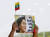 미얀마 수도 네피도에 지난 14일 모인 아웅산 수지 환영 인파가 든 초상화.  [AP=연합뉴스]