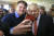 영국의 보리스 존슨 총리(오른쪽)이 지난 14일 잉글랜드 북부 더럼에서 지지자가 자신과 함께 촬영한 셀피를 보고 있다. [AP=연합뉴스] 