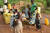 우간다의 열악한 식수 시설로 인해 불편함을 겪는 아이들에게 보다 편리한 백팩을 기부하고 있는 제리백. [사진 제리백] 