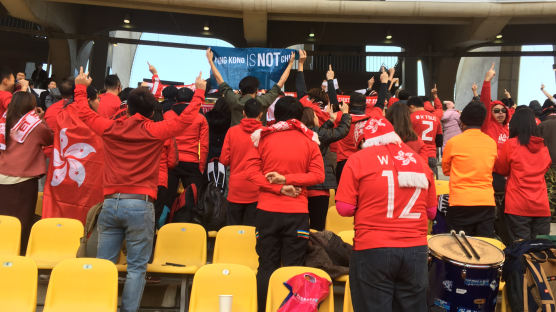 중국국가 나오자, 홍콩 축구팬들 뒤돌아 '가운뎃손가락'