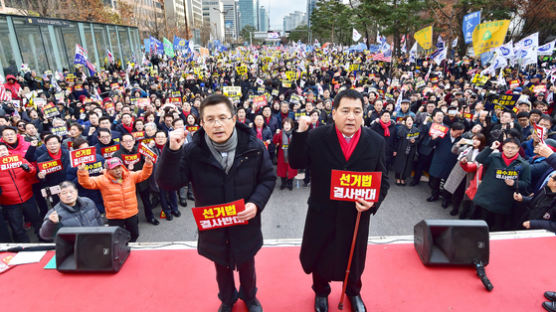 한국당 “당대표급, 전략거점 출마를”…홍준표 “24년간 험지서 검투사 노릇” 반발
