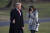 도널드 트럼프 미국 대통령이 선거유세를 하기 위해 18일 백악관을 떠나며 엄지를 들어올리고 있다. 이날 미국 의회 하원은 그의 탄핵소추안안을 표결했다. [AP=연합뉴스]