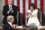 지난 2월 5일 국정연설을 하기 위해 상하양원 합동회의에 출석한 도널드 트럼프 대통령에게 낸시 펠로시 하원의장이 박수를 보내고 있다. [AP=연합뉴스]
