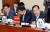 박성중 자유한국당 의원이 지난 10월 17일 국회에서 열린 과방위 국정감사에서 양승동 KBS사장에게 자료를 요청하고 있다. [중앙포토]