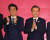 문재인 대통령이 11월 4일 태국 방콕 임팩트 포럼에서 열린 역내 포괄적 경제동반자협정(RCEP) 정상회의에서 참석자들과 기념촬영하고 있다. 왼쪽은 아베 신조 일본 총리. [청와대사진기자단]