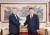 시진핑 중국 국가주석(오른쪽)이 추이스안 마카오특구 행정장관과 만나 악수를 나누고 있다. [중국 신화망 캡처]