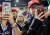 도널드 트럼프 지지자들이 18일 미시간주에서 열린 유세에서 스마트폰으로 대통령을 찍고 있다. [로이터=연합뉴스]