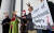  도널드 트럼프 미국 대통령을 지지하는 시위대가 18일 미 워싱턴 유니온역 앞에서 탄핵 반대 시위를 하고 있다. [AFP=연합뉴스]