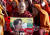 불교 승려가 12월 10일 미얀마의 만달레이에서 열린 아웅산 수찌 지지 집회에서 지지구호가 적힌 사진을 들고 있다. [EPA=연합뉴스] 