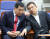 자유한국당 황교안 대표(오른쪽)와 심재철 원내대표가 20일 오후 서울 여의도 국회에서 열린 의원총회에서 대화하고 있다. [연합뉴스]