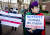 12월 12일 네덜란드 헤이그의 평화궁 앞에서 한 남자가 미얀마 제품 불매 운동을 호소하는 플랭카드를 들고 시위를 벌이고 있다. [EPA=연합뉴스]