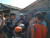쿠루팔롱 난민촌에서 로힝야 인들을 대상으로 이산가족 찾기 사업을 벌이는 방글라데시 적신월사 자원봉사자(왼쪽)의 모습. 국제적십자위원회(ICRC)와 함께 활동한다. [채인택 기자]