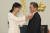 가수 수지가 20일 청와대에서 열린 사랑의 열매 전달식에서 문재인 대통령에게 뱃지를 옷깃에 달아주고 있다. 강정현 기자