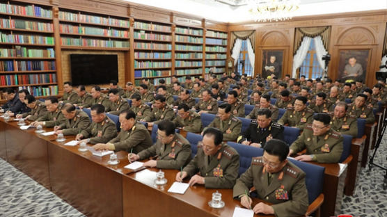 [서소문사진관]北 김정은 국무위원장 중앙군사회의 주재···'받아쓰기'하는 군 간부들