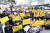 지난 11월 6일 오후 서울 종로구 옛 일본대사관 앞에서 열린 '제1412차 일본군 위안부 문제 해결을 위한 정기 수요시위'에서 참석자들이 일본의 사죄를 촉구하고 있다. [뉴스1]