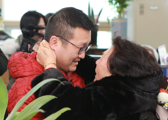 23일 대구경찰청 여성청소년수사계 사무실에서 손동석씨가 32년만에 어머니와 상봉해 기쁨을 나누고 있다. [사진 대구경찰청]