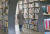 서울 송파구 신천유수지 창고를 리모델링한 초대형 공공 헌책방 ‘서울책보고’에서 책을 고르는 한 시민. [뉴시스]