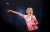 지난 17일(현지시간) 영국 런던 알렉산드라 궁전에서 열린 PDC 다트 월드 챔피언십 1차전에서 펠런 셔록이 화살을 던지고 있다. [AP=연합뉴스]
