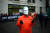 19일(현지시간) 런던 웨스트민스터 치안 법정 밖에서 한 시민이 어센지의 가면을 쓰고 수갑과 수형복을 입은 채 시위를 벌이고 있다. [AFP=연합뉴스]