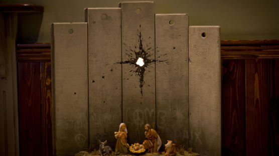 뱅크시, 성탄절 맞아 새 작품 공개…아기예수 뒤엔 분리장벽