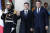 젤렌스키 우크라이나 대통령(가운데)이 푸틴 대통령 등과 만난 뒤 승리의 V자를 들어보이고 있다. 오른쪽은 대화를 중재한 프랑스의 마크롱 대통령. [연합뉴스]