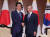 지난해 9월 25일 유엔 총회에 참석하기 위해 뉴욕을 방문한 문재인 대통령(왼쪽)과 아베 신조 일본 총리가 파커 호텔에서 만나 악수하고 있다. 양국 정상간 공식회담은 이 때가 마지막이었다. [연합뉴스]