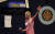 페런 셔록이 지난 17일(현지시간) 영국 런던 알렉산드라 궁전에서 열린 PDC 다트 월드 챔피언십 1차전에서 우승한 후 팬들에게 인사하고 있다. [AP=연합뉴스]