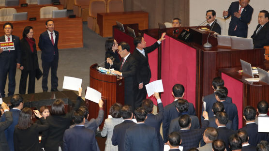 임시국회 25일 종료, 본회의 통과…한국당 강력 반발