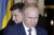 젤렌스키 대통령(뒤)과 러시아의 푸틴 대통령. 지난 9일 파리에서 회동하는 사진이다. [연합뉴스]