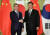문재인 대통령이 23일 중국 베이징 인민대회당에서 시진핑 국가주석과 정상회담에 앞서 기념촬영하고 있다. [청와대사진기자단]
