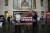 20일(현지시간) 런던 웨스트민스터 치안 법정 밖에서 시민들이 어센지의 석방을 촉구하는 손팻말을 들고 시위하고 있다. [EPA=연합뉴스]