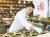 지난 14일 제주도 서귀포시 사계리에서 열린 사계미식회에서 유현수 셰프가 새로운 광어 요리를 선보이고 있다.