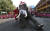코끼리 산타가 행진 도중 한 관람객과 셀카를 찍기 위해 한쪽 무릎을 구부리고 있다. [AP=연합뉴스] 