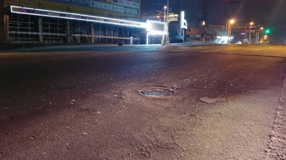 한밤 도로 '8㎝못' 지뢰밭···경찰 길 막고 1000여개 수거 소동