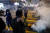 홍콩의 송환법 반대 시위가 크리스마스 이브인 24일(현지시간) 밤 침사추이 거리에서 열렸다. 시위대가 경찰이 쏜 최루가스를 피해 달아나고 있다. [로이터=연합뉴스]