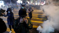 산타모자 쓰고 격렬 시위···최루가스로 얼룩진 홍콩 성탄 전야