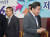 지난 10월 31일 이낙연 국무총리(오른쪽)가 서울 강남구 코엑스에서 열린 제54회 전국여성대회에 황교안 자유한국당 대표와 함께 참석하고 있다. [연합뉴스]