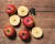 경북 의성 꼭지사과. 과일 꼭지는 다른 상품에 상처를 입혀서 바짝 자른다. 이 사과는 신선도를 택한 실험이다. [사진 식탁이 있는 삶]
