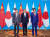 문재인 대통령과 아베 일본 총리, 리커창 중국 총리가 24일 쓰촨성 청두 세기성 국제회의센터에서 3국 정상회의에 앞서 기념촬영을 하고 있다. [사진 청와대 페이스북]