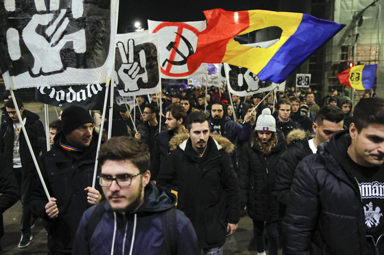 지난 12월 22일 수도 부쿠레슈티에서 열린 루마니아 혁명 30주년 기념 행사에서 젊은이들이 행진하고 있다. [AP=연합뉴스]