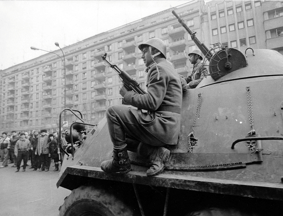 1989년 12월 루마니아 수도 부구레슈티에 기갑차량을 타고 출동한 군대. 이들은 시위대에 발포하라는 독재자 니콜라에 차우셰스쿠의 명령을 거부하고 시위대에 합류했다. 자유와 민주주의를 가져온 루마니아 혁명의 정점에 이른 순간이었다. [로이터=연합뉴스]